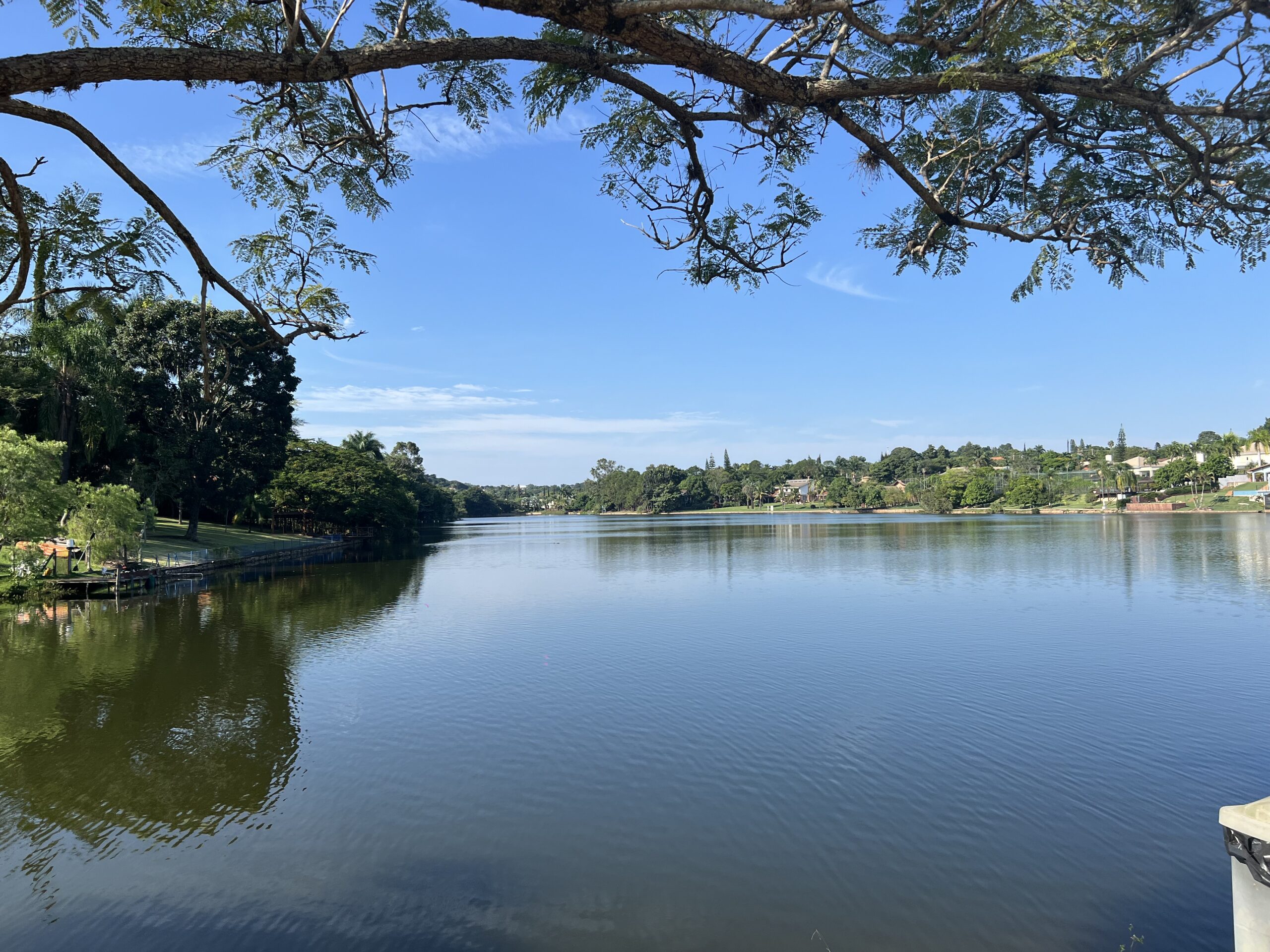 One of the seven lakes in the condominium complex of Colinas do Mosteiro Association, Recanto dos Pássaros and Terras de Itaici , is the largest land development in Indaiatuba.